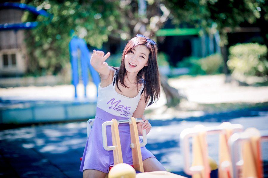 “如果夫君不小气的话，姐姐就真该担忧你的将来了。”大乔苦笑道，如果吕布真的一点反应都没有，那就证明，小乔在吕布眼里，依旧是个玩物，现在整个乔家都迁来了长安，仰吕布鼻息生存，如果他们姐妹失宠了，那对乔家来说，就是一个巨大的打击，就算吕布不去对付乔家，也不会再关照，那些嗅觉敏锐的政客们绝对不会放过这个打击乔家的机会。